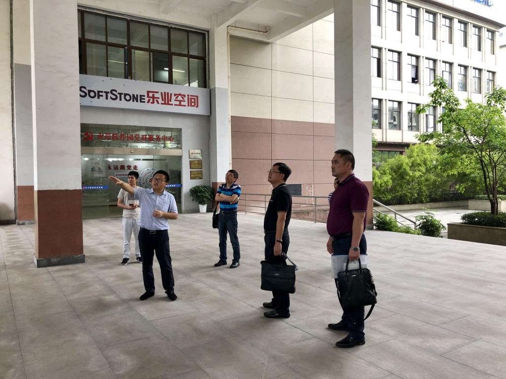 园区毛希桥主任对园区概况进行介绍