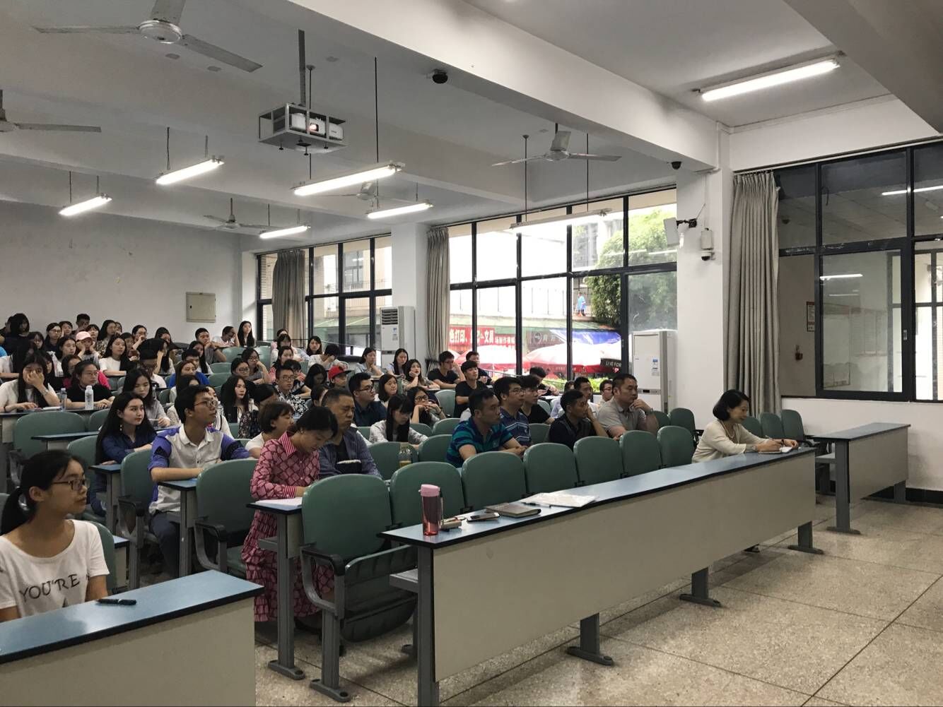 学院全体党员认真聆听讲座